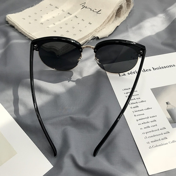 Ηλιακά γυαλιά σε τρία χρώματα