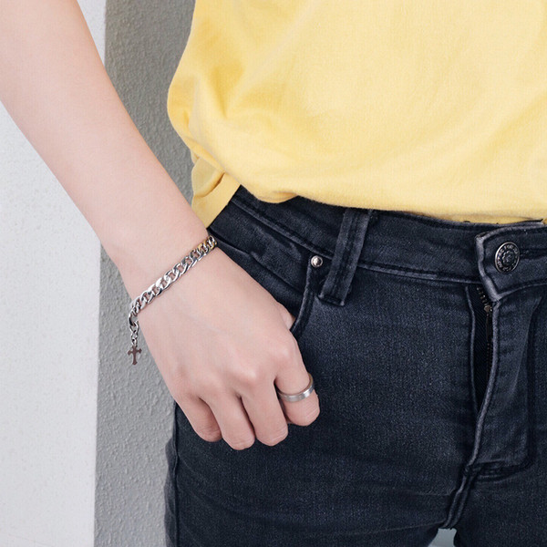 Brățară modernă pentru bărbați din metal cu pandantiv