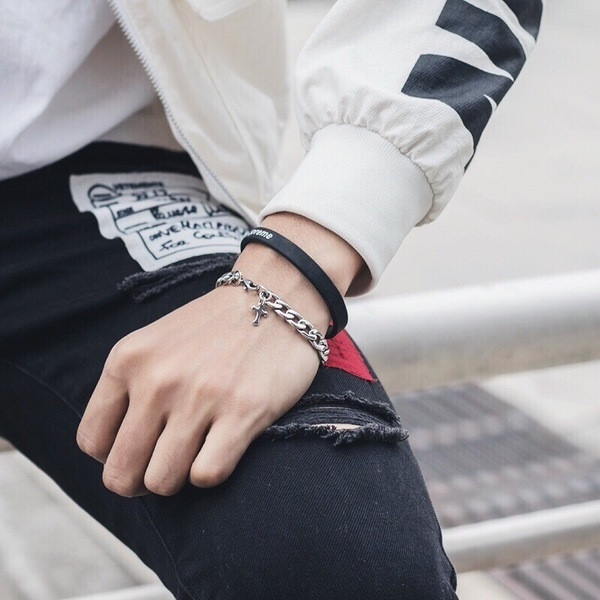 Brățară modernă pentru bărbați din metal cu pandantiv