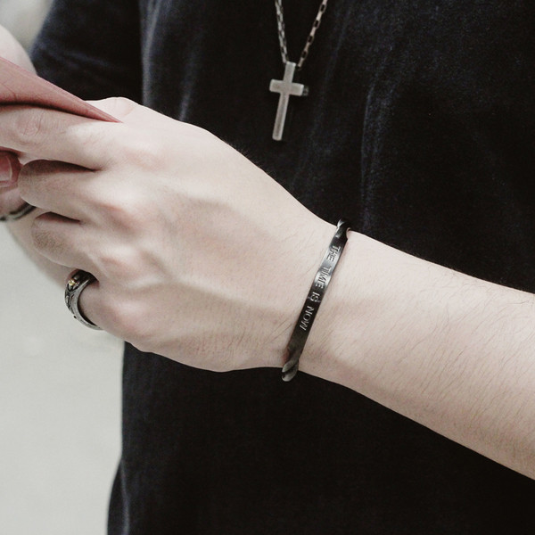 Brățară modernă pentru bărbați cu inscripție gravată în două culori