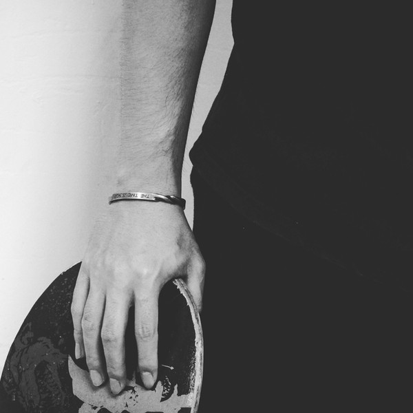 Brățară modernă pentru bărbați cu inscripție gravată în două culori