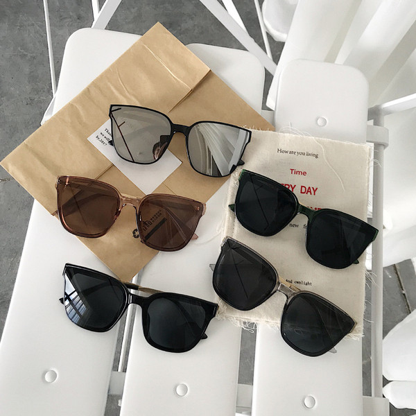 Γυαλιά ηλίου των νέων γυναικών σε πέντε χρώματα