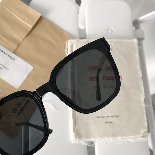 Γυαλιά ηλίου των νέων γυναικών σε πέντε χρώματα