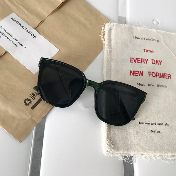 Γυαλιά ηλίου των νέων γυναικών σε πέντε χρώματα