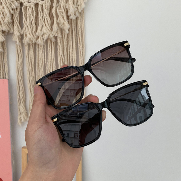 Κομψά γυαλιά ηλίου σε τέσσερα χρώματα