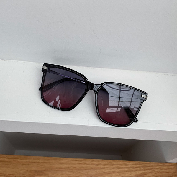 Κομψά γυαλιά ηλίου σε τέσσερα χρώματα