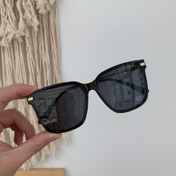 Κομψά γυαλιά ηλίου σε τέσσερα χρώματα