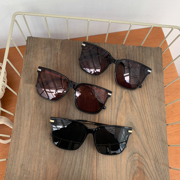 Κομψά γυαλιά ηλίου σε τέσσερα χρώματα