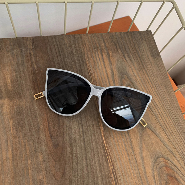 Ochelari de soare de damă cu lentile închise în trei culori