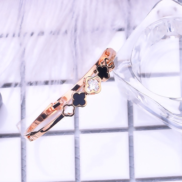 Μοντέρνο βραχιόλι κυρίες με διακοσμητικές πέτρες σε δύο χρώματα