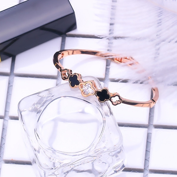 Μοντέρνο βραχιόλι κυρίες με διακοσμητικές πέτρες σε δύο χρώματα