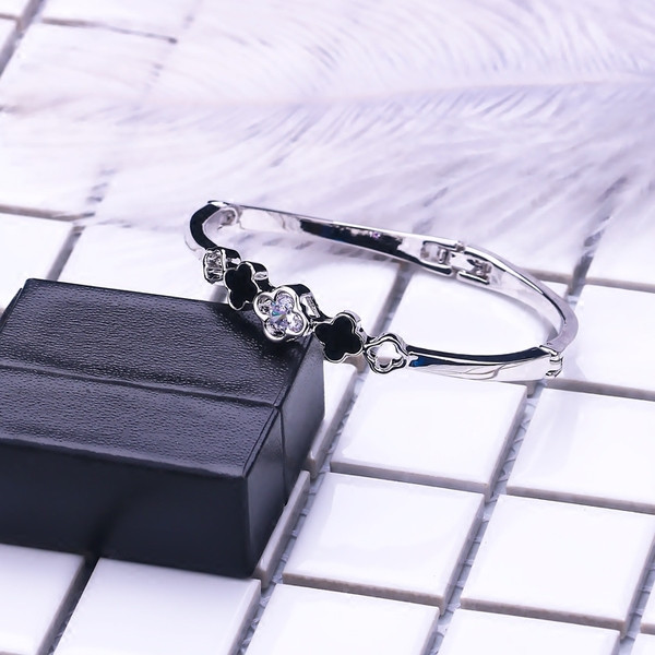 Μοντέρνο βραχιόλι κυρίες με διακοσμητικές πέτρες σε δύο χρώματα