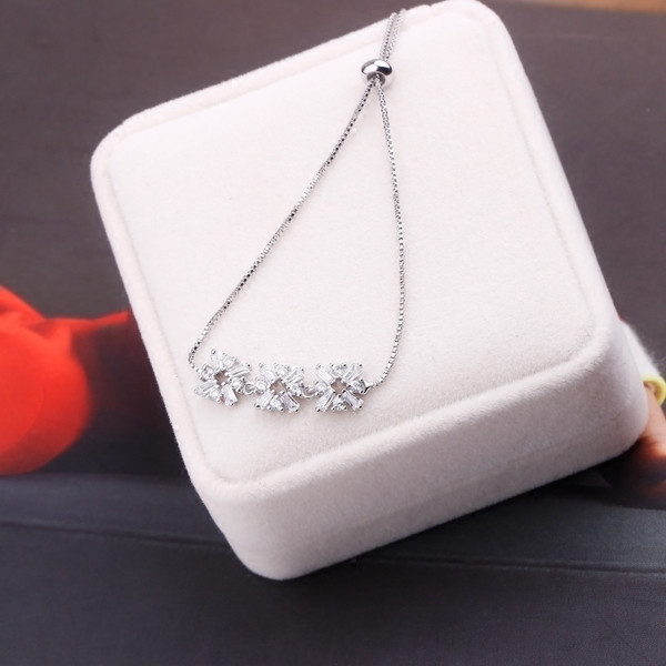 Κομψό βραχιόλι κυρίες με ασημένιες πέτρες