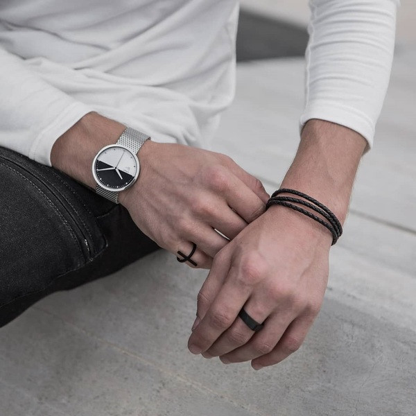 Κομψό δερμάτινο βραχιόλι για άντρες σε δύο χρώματα