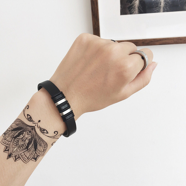 Bratara moderna pentru barbati cu elemente metalice