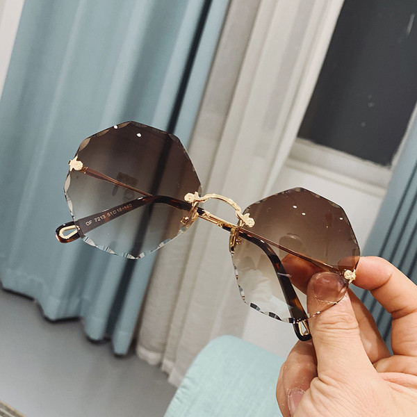 Κομψά γυναικεία γυαλιά ηλίου με χρωματιστά γυαλιά