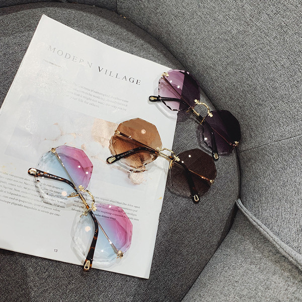 Κομψά γυναικεία γυαλιά ηλίου με χρωματιστά γυαλιά
