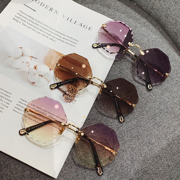Стилни дамски слънчеви очила с цветни стъкла