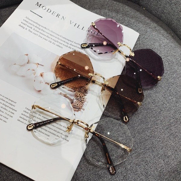 Κομψά γυναικεία γυαλιά ηλίου με χρωματιστά γυαλιά