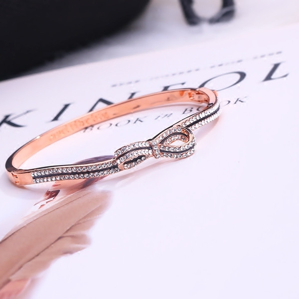 Γυναικείο βραχιόλι σε ασημί και χρυσό χρώμα με διακοσμητικές πέτρες