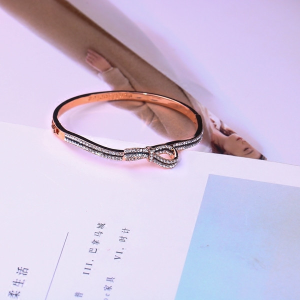 Γυναικείο βραχιόλι σε ασημί και χρυσό χρώμα με διακοσμητικές πέτρες