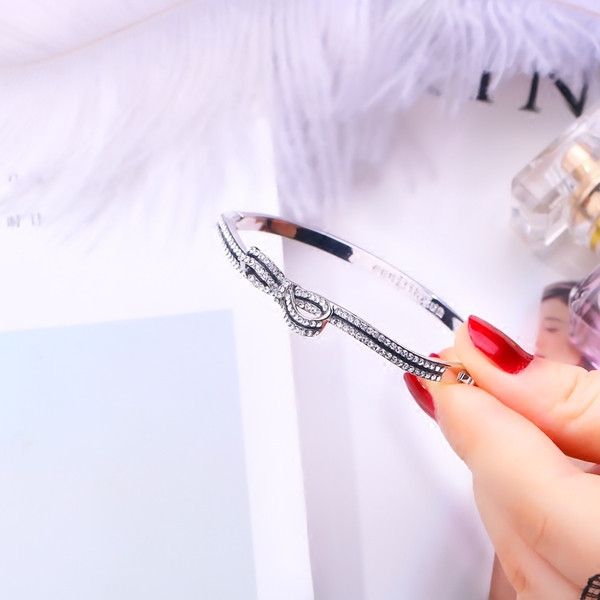 Γυναικείο βραχιόλι σε ασημί και χρυσό χρώμα με διακοσμητικές πέτρες