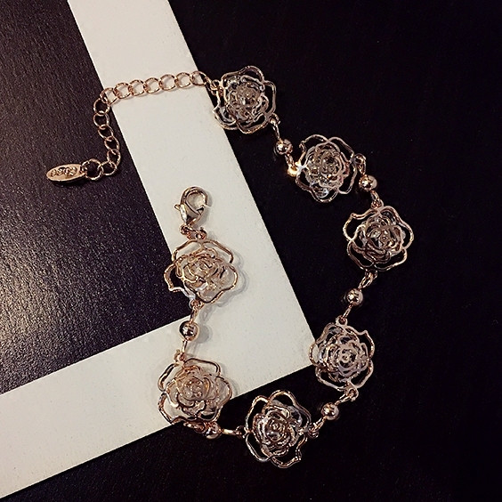 Дамска ежедневна гривна в златист цвят