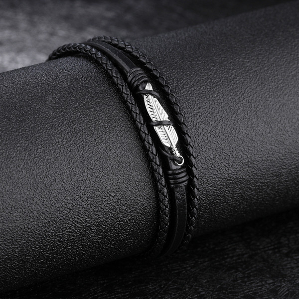 Κομψό δερμάτινο βραχιόλι από άνθη σε μαύρο χρώμα με μεταλλική διακόσμηση