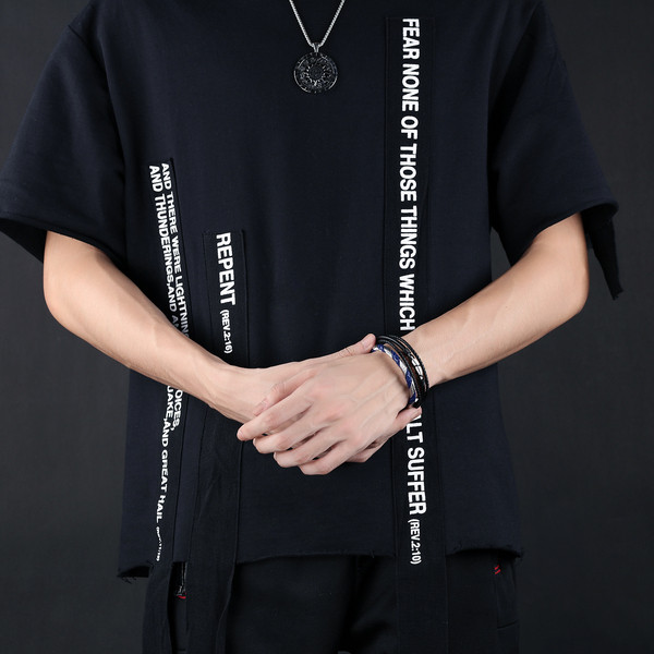 Κομψό δερμάτινο βραχιόλι από άνθη σε μαύρο χρώμα με μεταλλική διακόσμηση