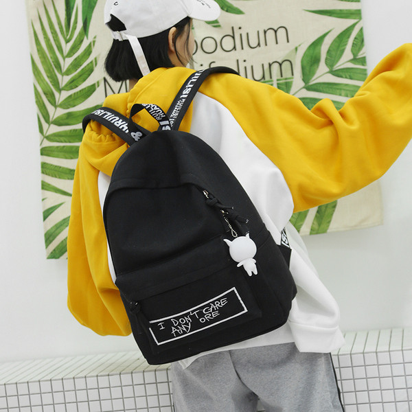 Rucsac pentru femei de zi cu zi în alb și negru, cu o inscripție