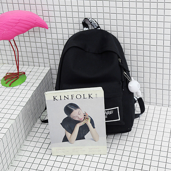 Rucsac pentru femei de zi cu zi în alb și negru, cu o inscripție