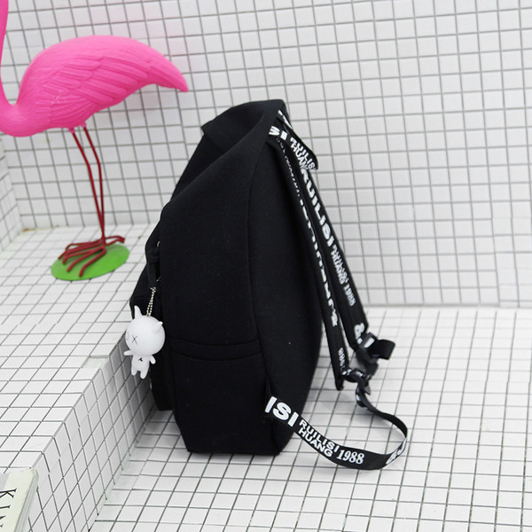 Rucsac pentru femei de zi cu zi în alb și negru, cu o inscripție