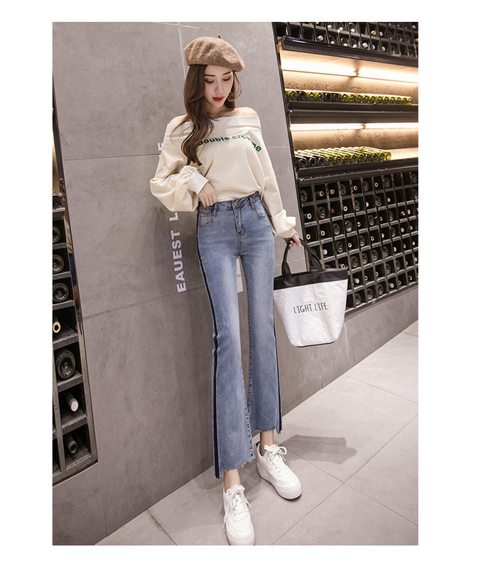 Modern női farmer világoskék színben