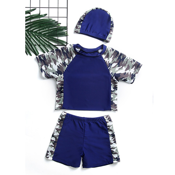 Modern gyerek fürdőruha fiúknak három részből áll