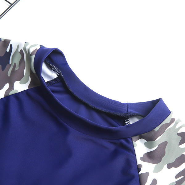 Modern gyerek fürdőruha fiúknak három részből áll