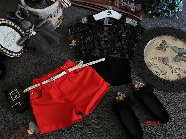 Aktuális gyerek rövidnadrág lányoknak piros színben, övvel