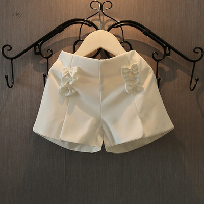 ХИТ Актуални детски къси  панталони за момичета с елемент -панделка в бял цвят 