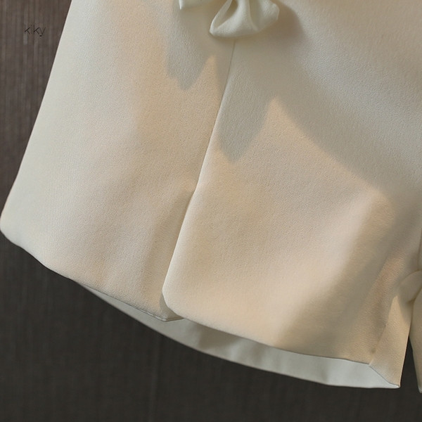 HIT Τρέχον σορτς μωρών για κορίτσια με ένα λευκό χρώμα