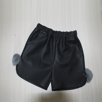 Модерни детски къси панталони за момичета от еко кожа с елемент -пух в черен цвят 