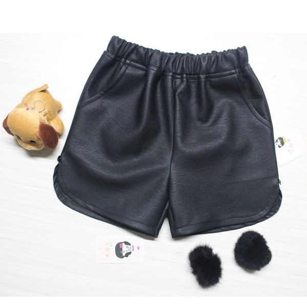 Μοντέρνα παιδικά σορτς για κορίτσια από οικολογικό δέρμα με μαύρο χρώμα