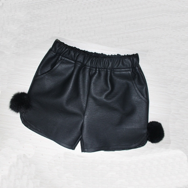 Μοντέρνα παιδικά σορτς για κορίτσια από οικολογικό δέρμα με μαύρο χρώμα