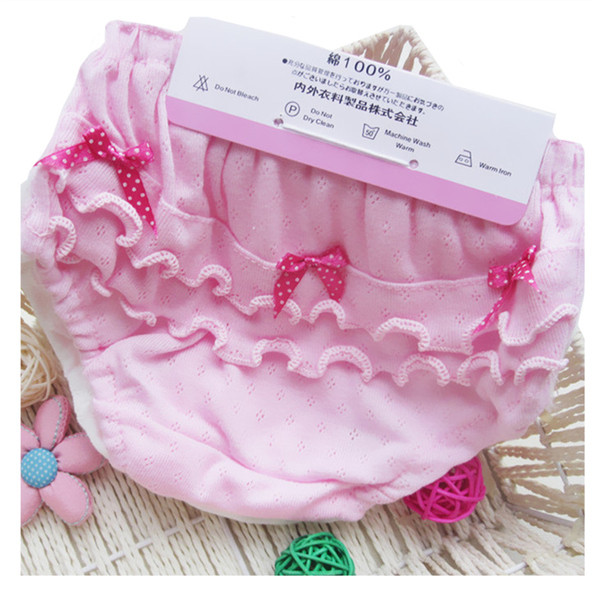 Gyermek fehérnemű lányoknak fehér és rózsaszín szalagokkal - négy darabból álló készlet