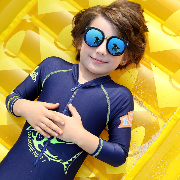 Costum de baie intreg pentru copii de culoare inchisa cu aplicatie