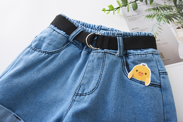 Moдерни детски къси дънки за момичета с колан в светъл цвят 