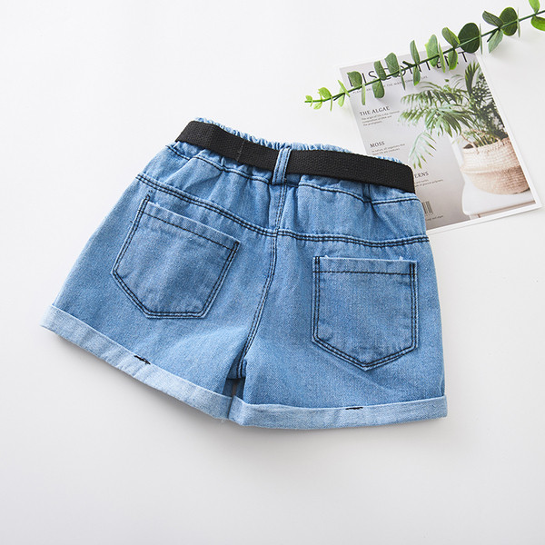 Moдерни детски къси дънки за момичета с колан в светъл цвят 