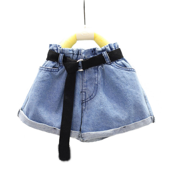 Moдерни детски къси дънки за момичета с колан в светъл цвят 