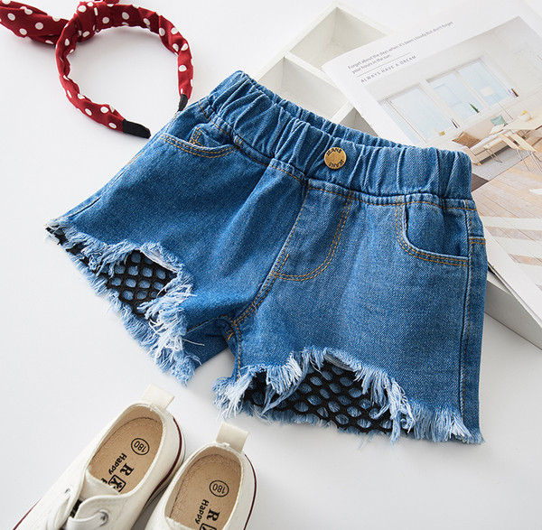 Μοντέρνα μικρά τζιν παιδιά για κορίτσια με σχισμένα σχέδια σε ανοιχτόχρωμο χρώμα