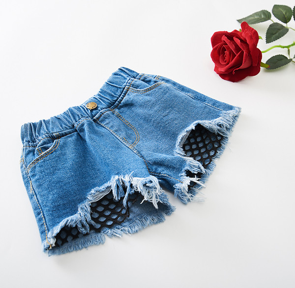 Μοντέρνα μικρά τζιν παιδιά για κορίτσια με σχισμένα σχέδια σε ανοιχτόχρωμο χρώμα