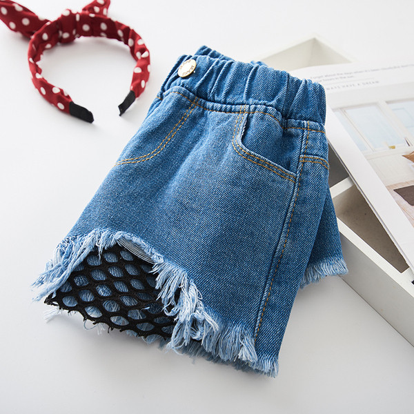 Μοντέρνα μικρά τζιν παιδιά για κορίτσια με σχισμένα σχέδια σε ανοιχτόχρωμο χρώμα