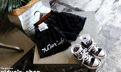 Pantaloni scurți moderni pentru copii pentru fete în inscripție albă și neagră cu un element de broderie